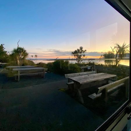 Lake Ferry Hotel Villas Pirinoa Eksteriør bilde