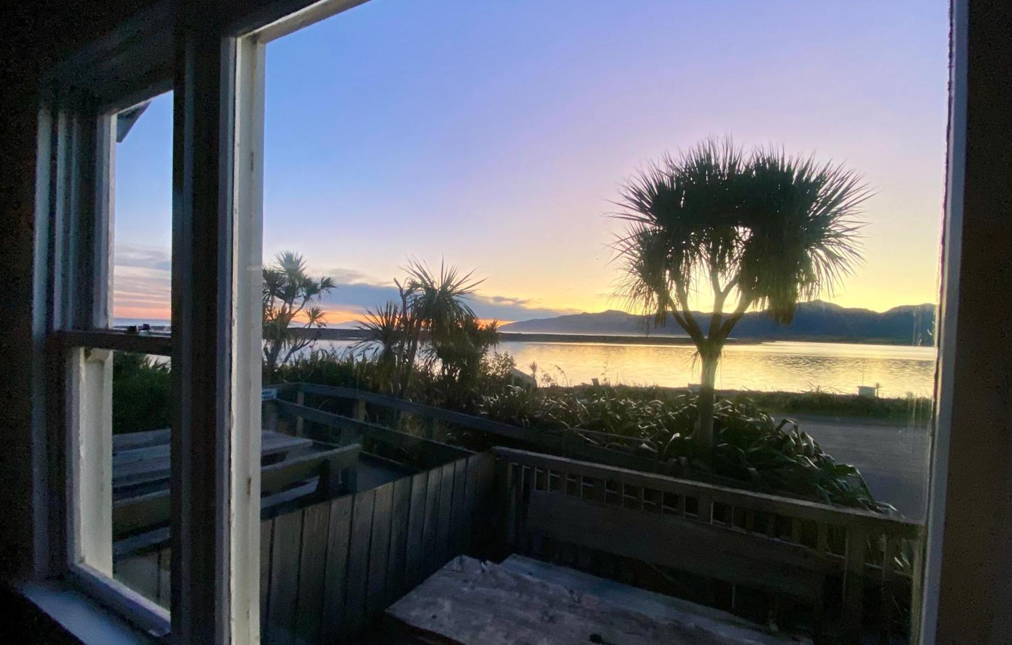 Lake Ferry Hotel Villas Pirinoa Eksteriør bilde
