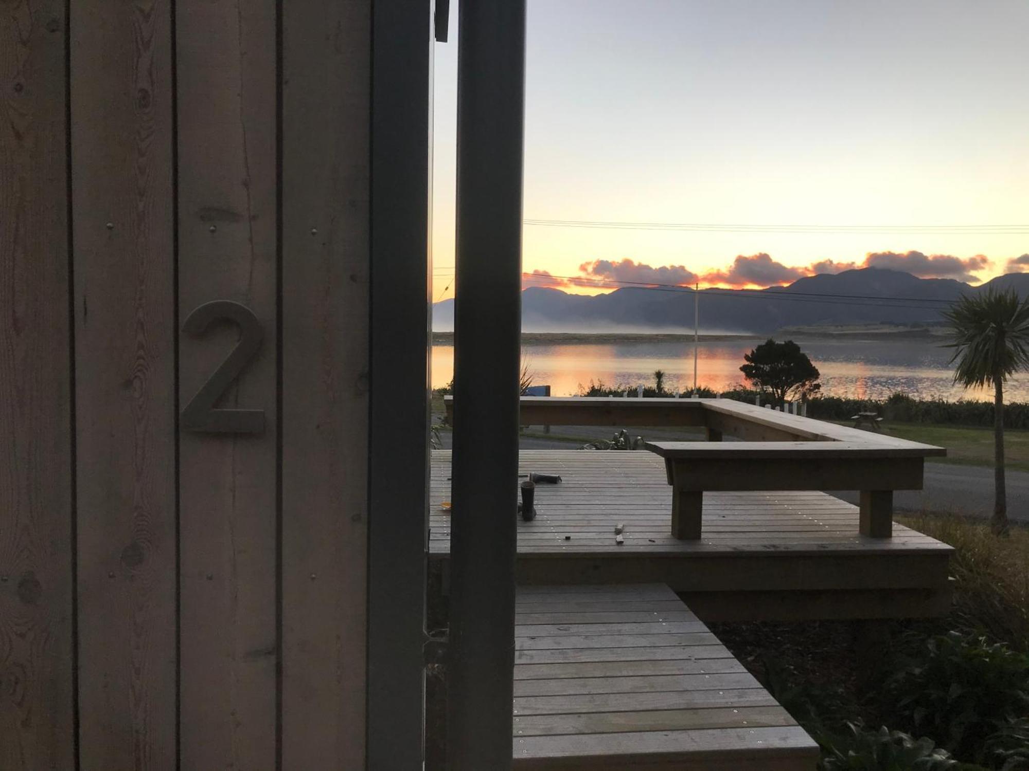 Lake Ferry Hotel Villas Pirinoa Eksteriør bilde