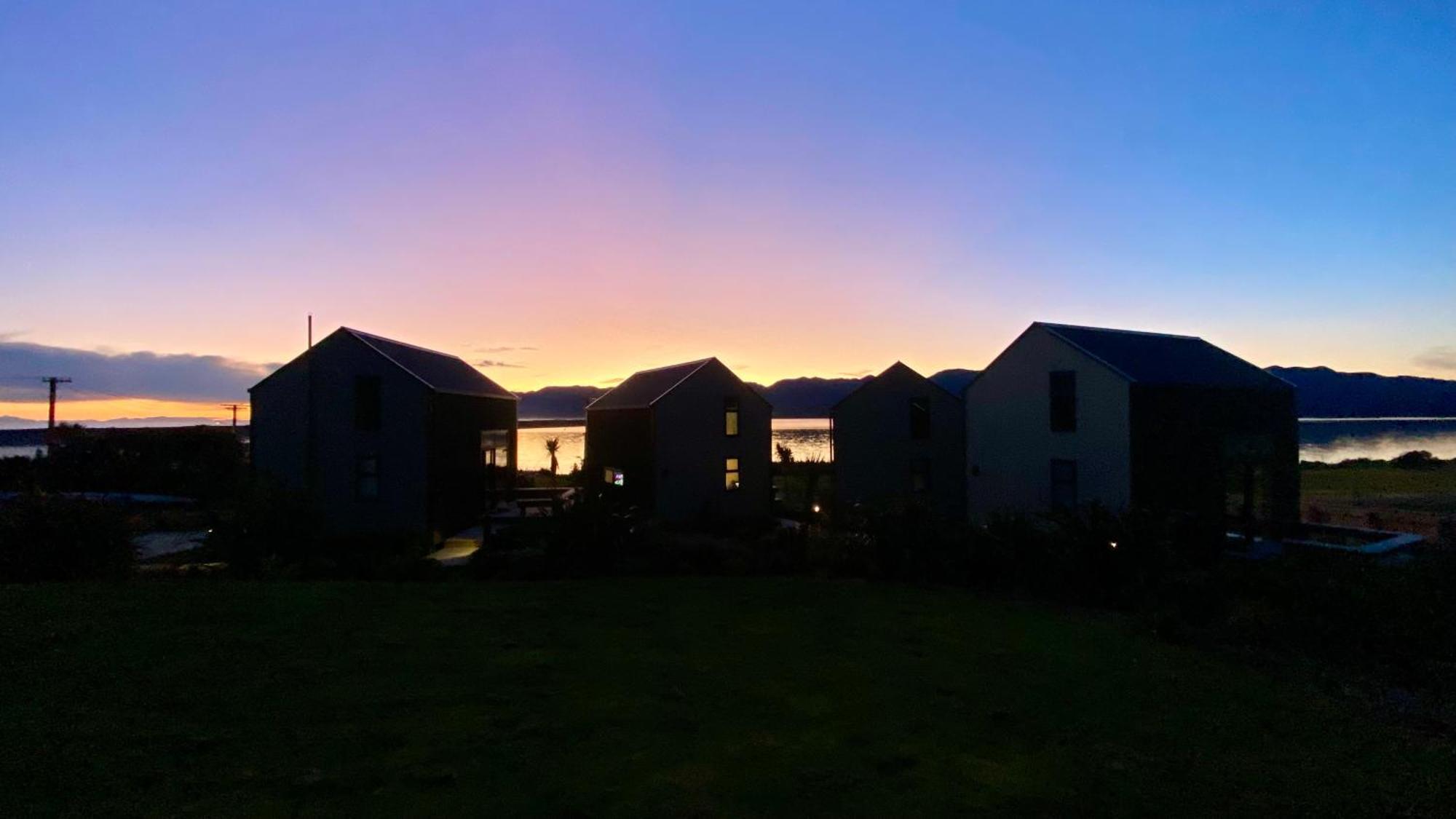 Lake Ferry Hotel Villas Pirinoa Eksteriør bilde